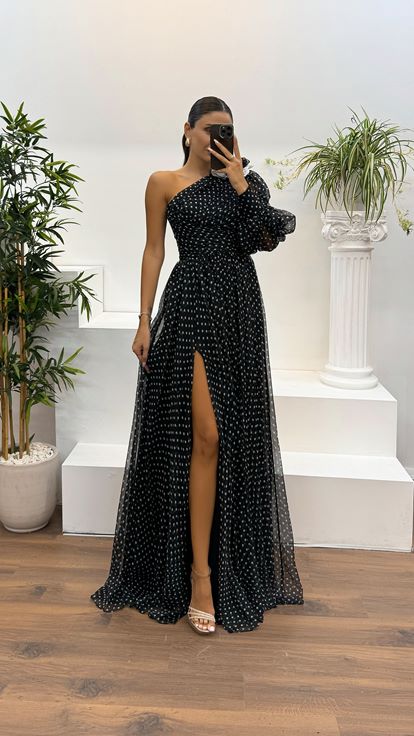 Schwarzes, einärmliges, gepunktetes Abendkleid