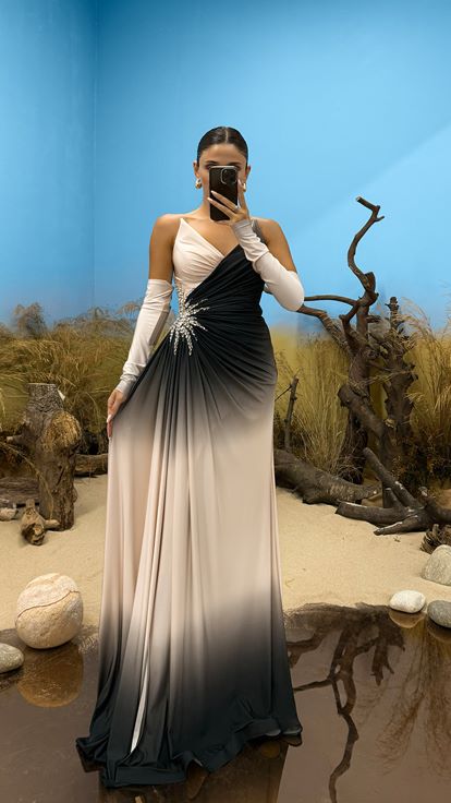 Robe de soirée beige sans bretelles avec broderie à la taille