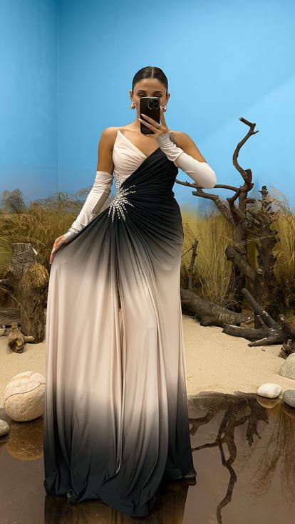 Robe de soirée beige sans bretelles avec broderie à la taille