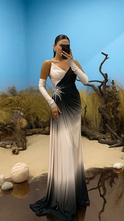 Robe de soirée beige sans bretelles avec broderie à la taille