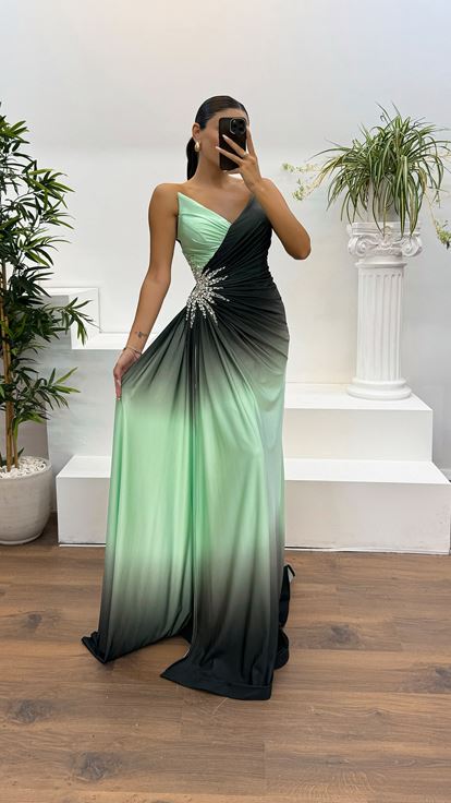 Robe de soirée vert menthe sans bretelles avec détails brodés à la taille
