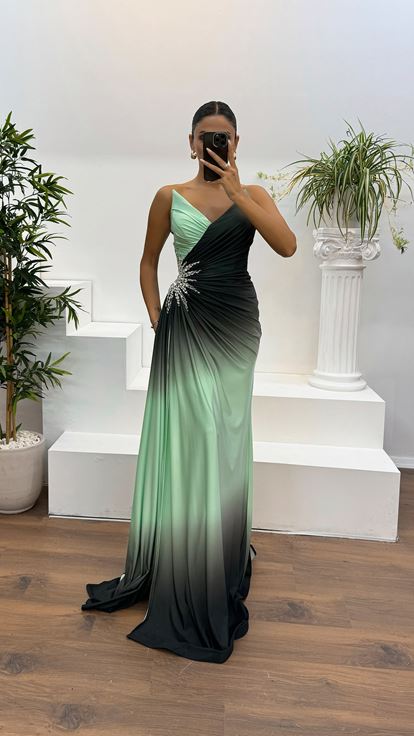 Robe de soirée vert menthe sans bretelles avec détails brodés à la taille