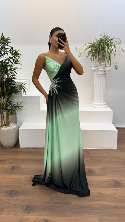 Robe de soirée vert menthe sans bretelles avec détails brodés à la taille