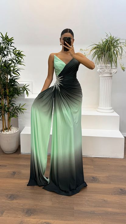 Robe de soirée vert menthe sans bretelles avec détails brodés à la taille