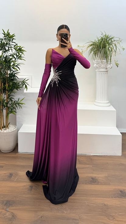 Fuchsiafarbenes, trägerloses Abendkleid mit Stickereidetail an der Taille