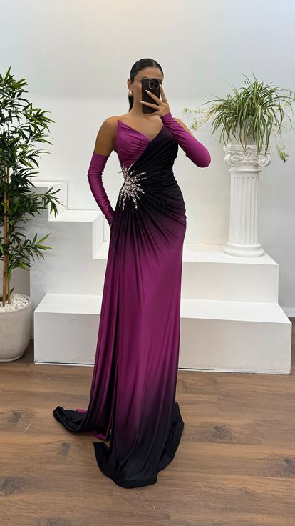 Fuchsiafarbenes, trägerloses Abendkleid mit Stickereidetail an der Taille