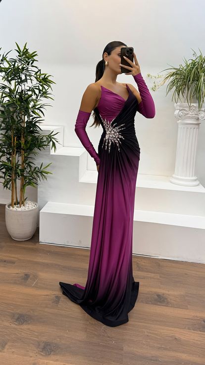 Fuchsiafarbenes, trägerloses Abendkleid mit Stickereidetail an der Taille