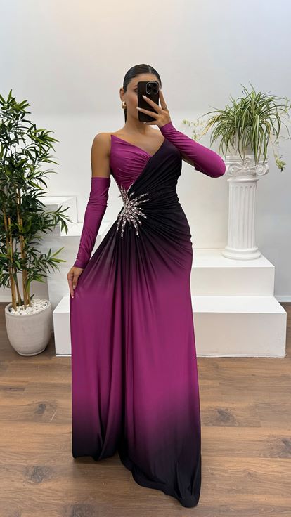 Fuchsiafarbenes, trägerloses Abendkleid mit Stickereidetail an der Taille