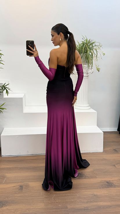 Fuchsiafarbenes, trägerloses Abendkleid mit Stickereidetail an der Taille