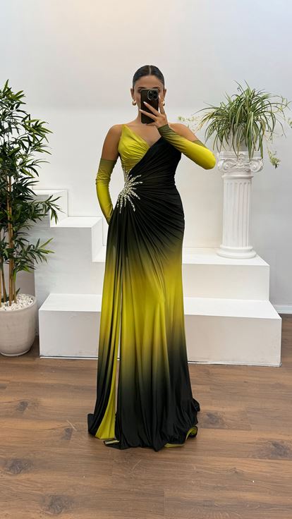 Abito da sera con dettagli ricamati in vita senza spalline verde