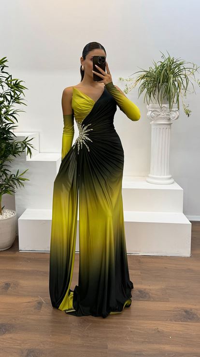 Abito da sera con dettagli ricamati in vita senza spalline verde