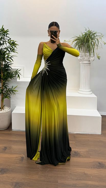 Abito da sera con dettagli ricamati in vita senza spalline verde