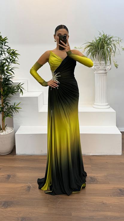 Abito da sera con dettagli ricamati in vita senza spalline verde