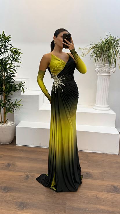 Abito da sera con dettagli ricamati in vita senza spalline verde