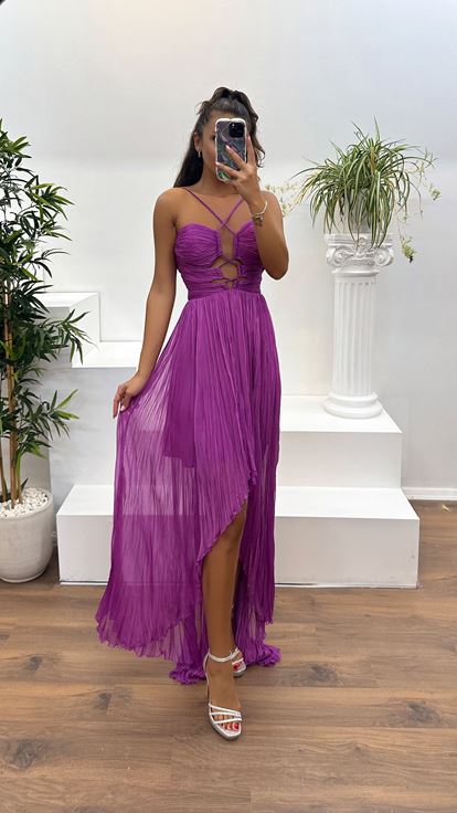 فستان سهرة فوشيا مكشكش بحمالات وتفاصيل عند الخصر