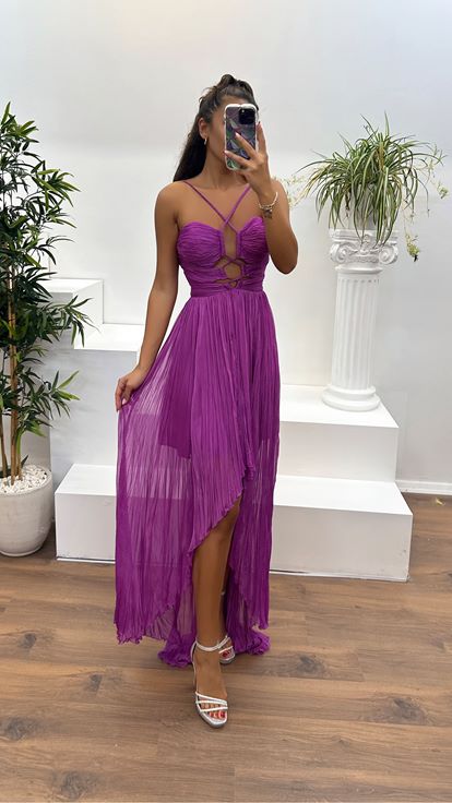 فستان سهرة فوشيا مكشكش بحمالات وتفاصيل عند الخصر