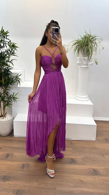 Abito da sera con dettagli in vita pieghettati con cinturino in corda fucsia