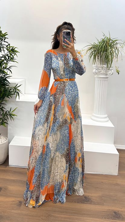 Orangefarbenes Abendkleid aus gemustertem Chiffon mit langen Ärmeln