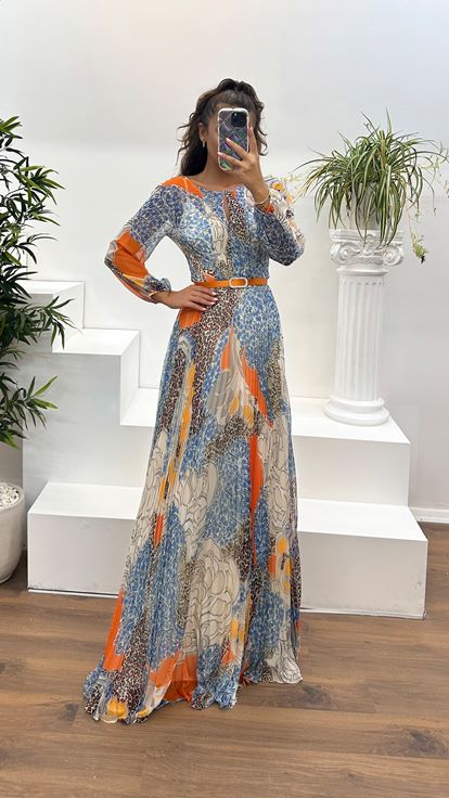 Orangefarbenes Abendkleid aus gemustertem Chiffon mit langen Ärmeln