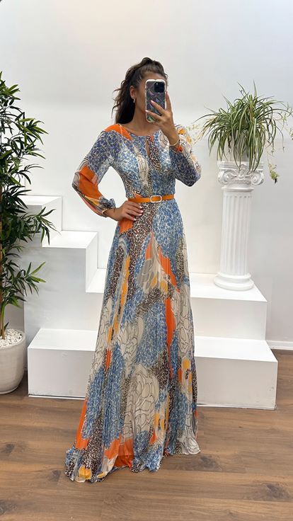 Orangefarbenes Abendkleid aus gemustertem Chiffon mit langen Ärmeln