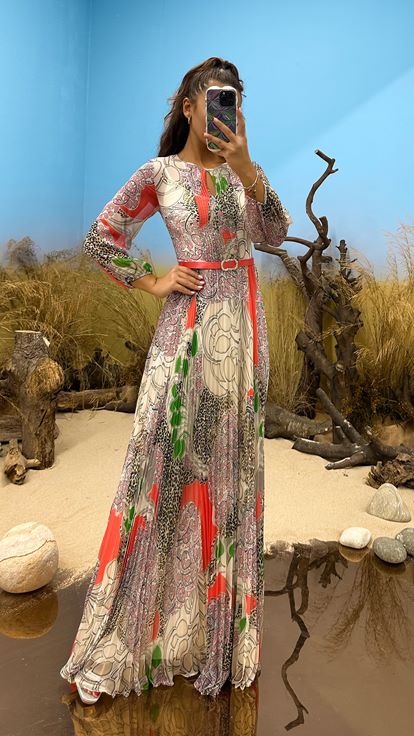 Pembe Uzun Kollu Desenli Şifon Abiye Elbise