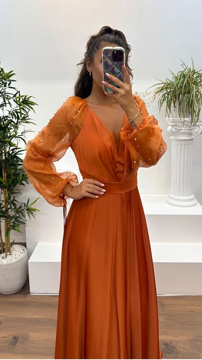 Vestido de noche con escote en V y mangas abullonadas color azulejo