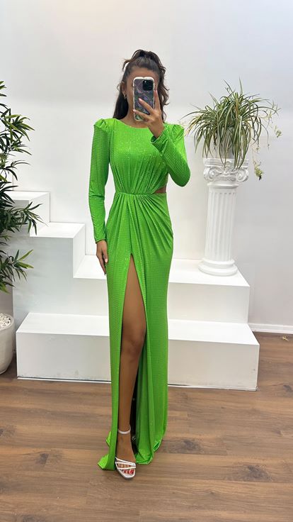 Robe de soirée vert fluo à manches longues et détail de la taille