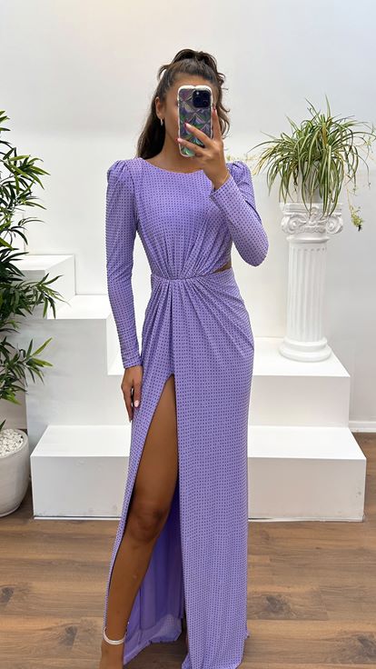 فستان سهرة طويل الأكمام بلون أرجواني فاتح مع تفاصيل عند الخصر