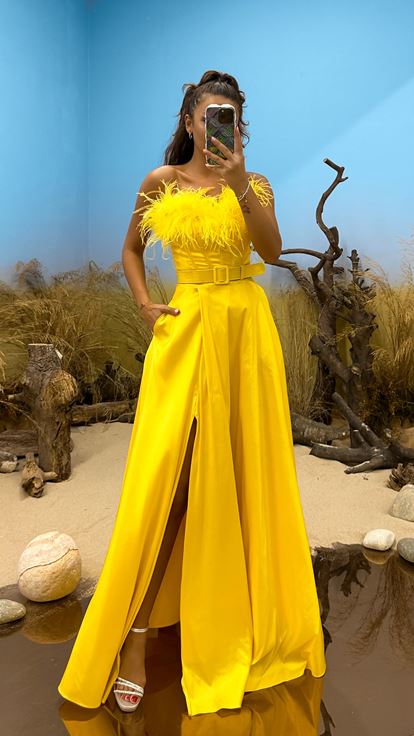 Robe de soirée jaune sans bretelles avec détail de plumes