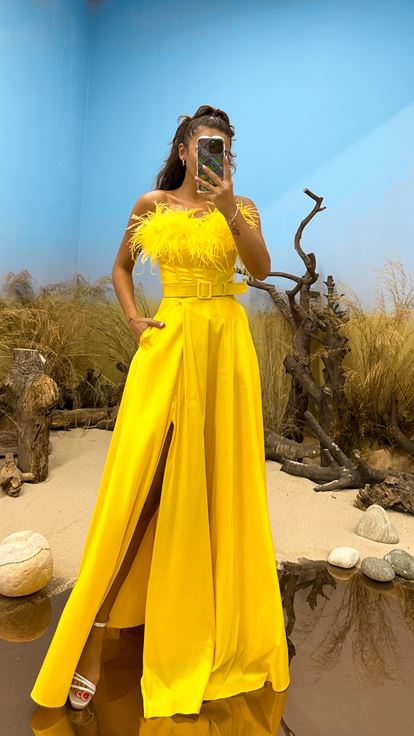 Robe de soirée jaune sans bretelles avec détail de plumes