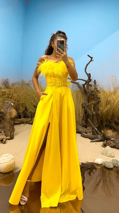 Robe de soirée jaune sans bretelles avec détail de plumes