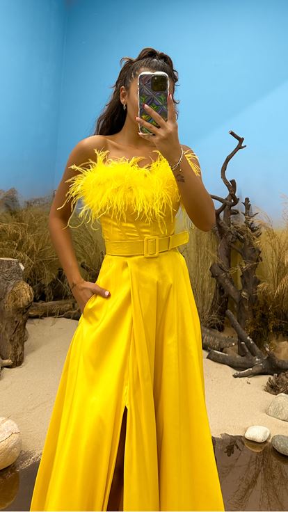 Robe de soirée jaune sans bretelles avec détail de plumes