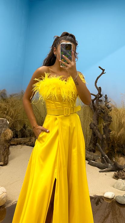 Robe de soirée jaune sans bretelles avec détail de plumes
