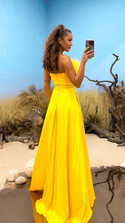 Robe de soirée jaune sans bretelles avec détail de plumes