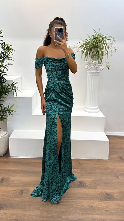 Vestido de noche verde con estampado de leopardo