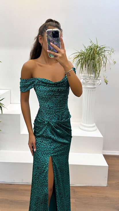 Vestido de noche verde con estampado de leopardo