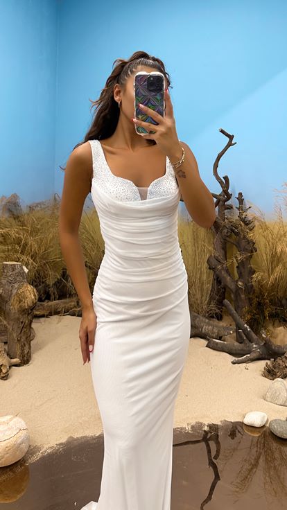 Abendkleid mit Knochenriemen und Verzierungen