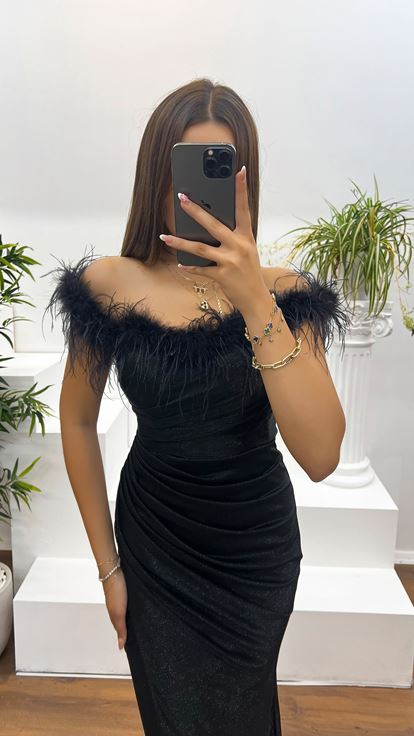 Schwarzes Abendkleid mit U Boot Ausschnitt und Federdetails