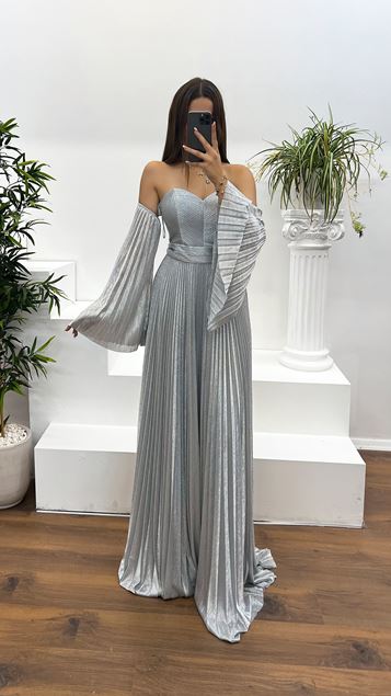 Vestido de noche plisado con escote corazón plateado