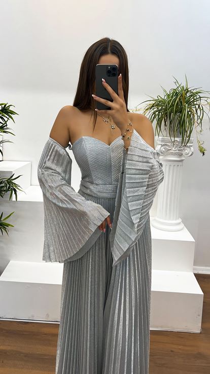 Vestido de noche plisado con escote en forma de corazón plateado