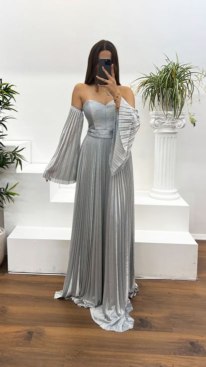 Vestido de noche plisado con escote en forma de corazón plateado