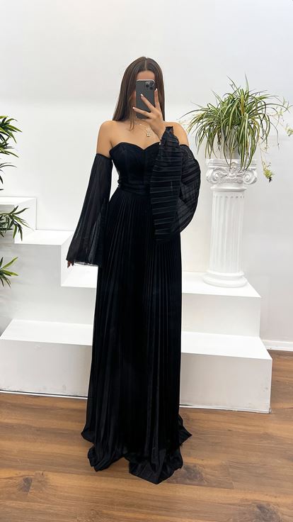 Schwarzes plissiertes Abendkleid mit herzförmigem Ausschnitt