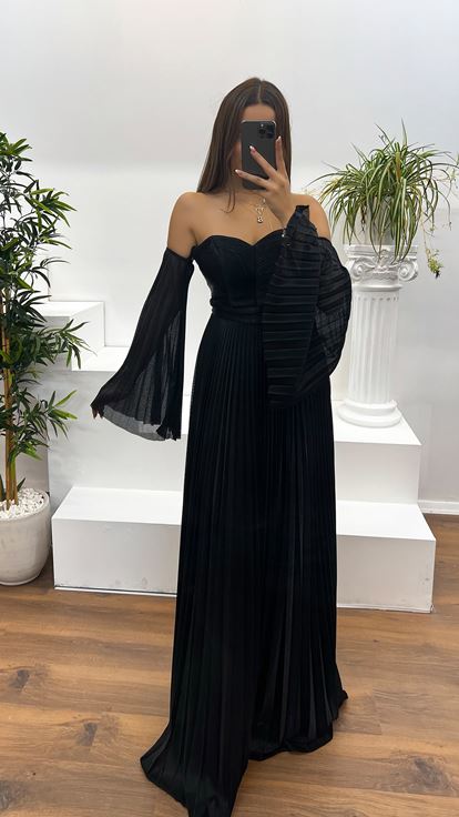 Schwarzes plissiertes Abendkleid mit herzförmigem Ausschnitt