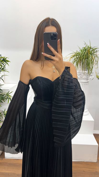 Schwarzes plissiertes Abendkleid mit herzförmigem Ausschnitt