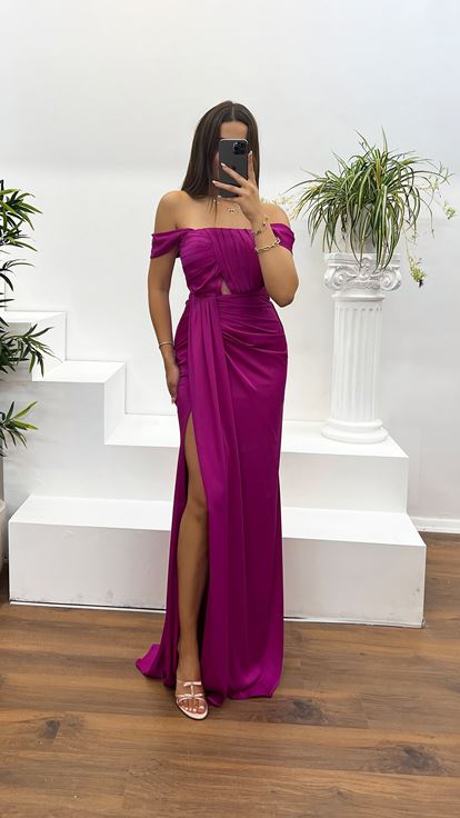 فستان سهرة فوشيا بحمالات رفيعة مع ثنية على الصدر