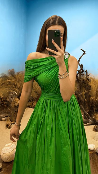 فستان سهرة أخضر بكتف واحد مزين بأحجار