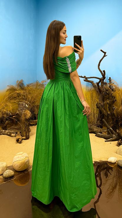 فستان سهرة أخضر بكتف واحد مزين بأحجار