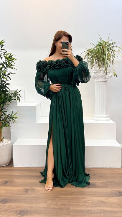 فستان سهرة بمقاسات كبيرة، بلون أخضر زمردي، بياقة قارب وتفاصيل وردة 