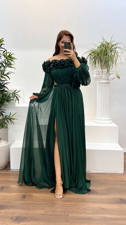 فستان سهرة بمقاسات كبيرة، بلون أخضر زمردي، بياقة قارب وتفاصيل وردة 