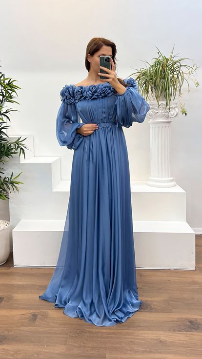 Abito da sera taglie forti color indaco con scollo a barca e dettagli a rosa